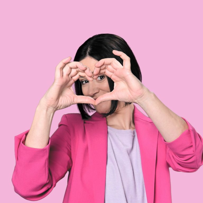 Autorin Meli Kleinbusch Humorvolle Frau zeigt Herz in die Luft mit den Händen